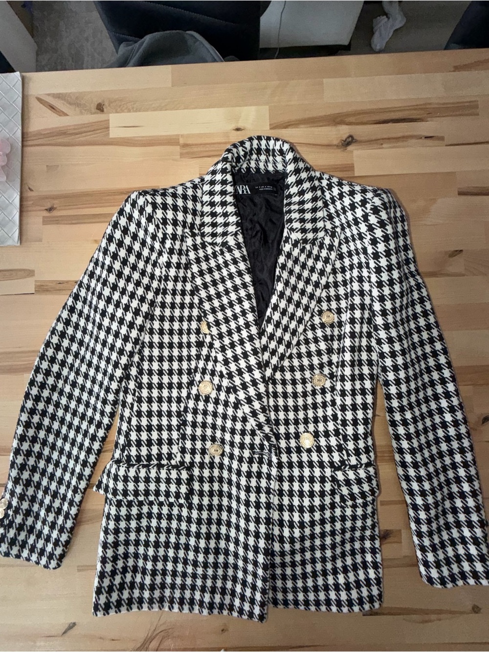 Zara Black & White Houndstooth Double-Breasted Blazer With Gold
Buttons - Picture 3 of 5